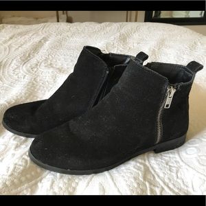 Black leather booties low flat heal Steve Madden 7